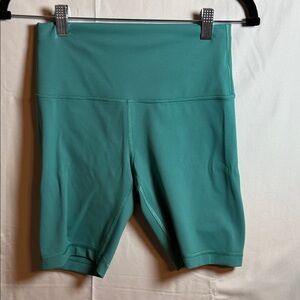 P03. Lululemon Wunder Train High Rise Short 8"
Size 8
Teal Lagoon